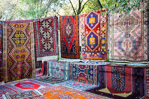 What makes a rug traditional